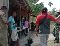 Laksanakan Komsos, Babinsa Sertu S. Rizal Himbau Warga Jaga Kebersihan Lingkungan