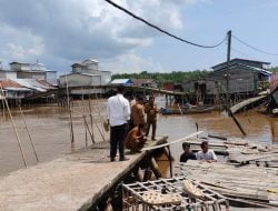 “Sekitar 75 M Jalan Jerambah Seroja Di Sungai Tembikar Kecamatan Mendahara Roboh ?!”