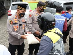 Kabid Humas Polda Jabar : Polisi Bagikan Ratusan Paket Beras Di Wilayah Batujajar