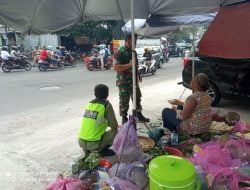 Babinsa Kemlayan PPKM di Sepanjang Jalan Honggowongso Kemlayan