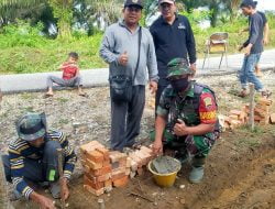 Ciptakan Kamtibmas Sertu Said Hermanto Melaksanakan Pembuatan Pos Ronda Bersama Warga Di Kel. Industri Tenayan