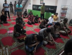 Danramil 01/Laweyan Laksanakan Silaturahmi Dengan Sholat Jum’at Berjama’ah Bersama Warga