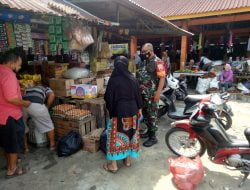 Babinsa Komsos Pantau Harga Sembako Di Pasar Wilayah Binaan