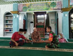 Komsos di Masjid Al-Barokah, Babinsa Ajak Pengurus Bersihkan Masjid