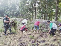 Berbaur Dengan Warga, Babinsa Gedong Karya Bakti Bersihkan Lingkungan