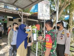 Melaksanakan Prokes di Pelabuhan Sei Duku Babinsa Ajak Penumpang Patuhi Prokes