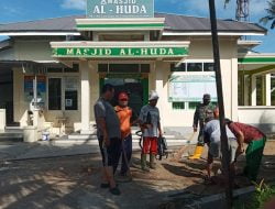 Peduli Kebersihan Lingkungan, Bersama Warga Babinsa Melaksanakan Goro di Masjid Al Huda