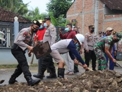 Gotong Royong Perbaiki Jalan Desa, Polres Trenggalek Gelar Bhaksos