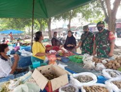 Pelda Yudha dan Serka Asikin Melaksanakan Kegiatan Prokes di Pasar Tradisional Kelurahan Rejosari