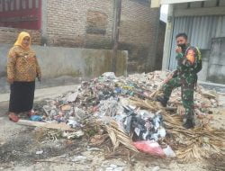 Babinsa Bersama Lurah Laksanakan Pengecekan Lokasi Penumpukan Sampah di TPS