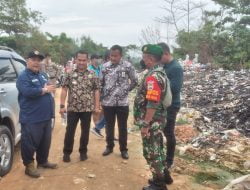 Dan Pos Tenayan Raya dan Babinsa Bencah Lesung Tertibkan Pembuangan Sampah Illegal Bersama Dinas Lingkungan Hidup