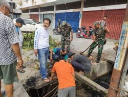 Cegah DBD, Dua Orang Babinsa Padang Terubuk Goro Pembersihan Lingkungan Bersama Warga