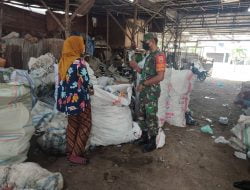 Komsos Dengan Pengepul Barang Bekas, Babinsa LBT Sampaikan Pentingnya Jaga Kebersihan Dan Waspada Kebakaran