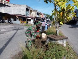 Babinsa Bersama Mahasiswa Stikes Gotong Royong Bersihkan Jalan