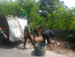 Babinsa Bersama Warga Laksanakan Gotong-royong Membersihkan Sampah di Pinggir Jalan