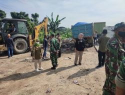 Sambut HUT Kota Pekanbaru Ke-238, Danramil Bersama Dengan Camat Laksanakan Goro Pengangkutan Sampah