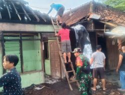 Babinsa Giatkan Gotong Royong Bantu Renovasi Rumah Warga