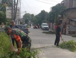 Babinsa Kelurahan Tampan Bersama Lurah Dan Warga, Laksanakan Goro Pembersihan Lingkungan