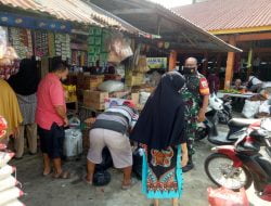 Rutin Lakukan Pemantauan Prokes di Pasar Limapuluh, Babinsa Himbau Warga Patuhi Prokes