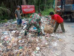 Wujudkan Kebersihan Lingkungan, Babinsa LBB Laksanakan Pembersihan Sampah Di Simpang Bundaran Jalan Siak II