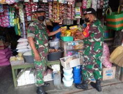 Sambangi pasar Blimbing, anggota Koramil 07 Gatak Pastikan Stok dan Harga Migor Tercukupi dan Sesuai HET