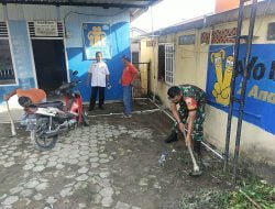 Serda Harianto Melaksanakan Gotong – Royong Bersama Lurah Pesisir Abdullah, SH di Posyandu RT 05 RW 01 Jalan Tanjung Batu