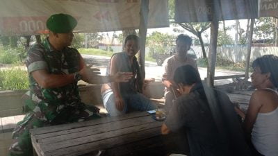 Pererat Silaturahmi Dengan Warga, Serda Joni Marlin Aktif Komsos Di Wilayah Binaannya