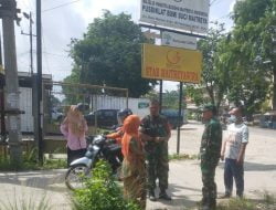 Danramil 03/Senapelan Didampingi Lurah Dan Babinsa Laksanakan Pengecekan Saluran Pembuangan Air Di Jalan Riau Ujung