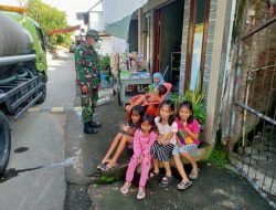 “Pandemi Belum Usai” Bati Komsos Bagikan Masker Dan Himbau Warga Patuhi Prokes