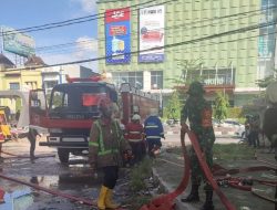 Kopda Edo Bayu Bantu Petugas Damkar Padamkan Kebakaran Ruko Di Jalan Tambusai