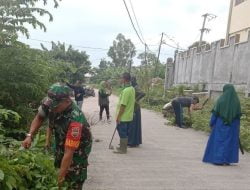 Babinsa Kelurahan Tampan Bersama Lurah Dan Warga Goro Pembersihan Parit Dan Jalan