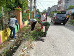 Bina Kebersamaan Dengan Warga, Babinsa Padang Bulan Gotong Royong Pembersihan Parit Dan Jalan