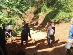 AKSES JALAN MENUJU KASEPUHAN NEGLASARI DAN KAMPUNG CISEEL DESA CIKATOMAS PERLU PERHATIAN PEMERINTAH