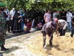 Meningkatkan Lingkungan ASRI, Babinsa Simpang Tiga Bersama Warga Melaksanakan Goro di Sekitar Perumahan Warga