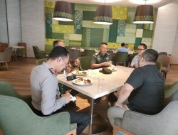 Danramil 03/Snpl Bersama Kapolsek Senapelan Melaksanakan Komsos Dengan GM Fox Haris Hotel di Jl Riau