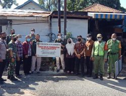 Babinsa Bersama Bhabinkamtibmas Dampingi Petugas BPPKAD Dalam Pemasangan Pamflet