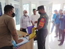 Peltu Suhermanto Bersama Lurah Yesi Sartika, S.Pd.i Sosialisasikan Surat Edaran Pj. Wako Pekanbaru Kepada Warga