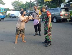 Sinergitas Babinsa Bersama Bhabinkamtibmas Kepatihan Wetan Bagikan Nasi Jum’at Berkah Dan Berikan Himbuan Prokes