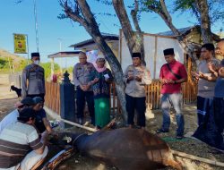 MENYAMBUT HARI RAYA IDUL ADHA 1443 H POLSEK KAWASAN PELABUHAN LAUT TANO MELAKSANAKAN PEMOTONGAN DAN PEMBAGIAN DAGING KURBAN