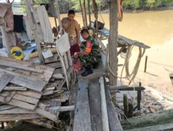 Sertu Mhd. Isak dan Warga Bergotong Royong Kumpulkan Sampah Plastik di Sungai Untuk di Jual Ke Pengepul