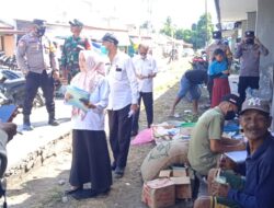 PEMDA SUMBAWA MEMBERIKAN SP-1 KEPADA PEDAGANG DI LOKASI EKS PASAR UTAN