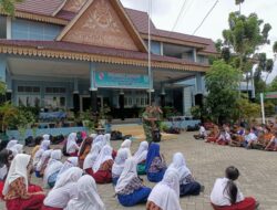 Babinsa Berikan Materi Wasbang dan Latihan PBB ke Siswa SMPN 12 Pekanbaru 