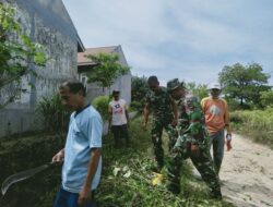 Babinsa Kelurahan Simpang Tiga Bersama Warga Melaksanakan Goro di Perumahan Masyarakat