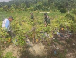 Babinsa Bersama Warga Gotong-royong Bersihkan Sampah 