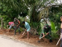 Babinsa Bambu Kuning Bersama Warga RW 009 Melaksanakan Goro Pembersihan Jalan Karya Bersama