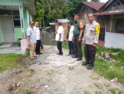 Babinsa dan Perangkat Kelurahan Maharatu Dampingi Camat Dalam Peninjauan Banjir Di Lingkungan RW 03 