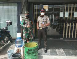 Babinsa Koramil 03/Snpl  Distribusikan 12 Tong Sampah Kepada Pelaku Usaha di Kelurahan Air Hitam