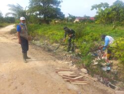 Babinsa Bersama Warga Gotong Royong Bersihkan Sampah di Jalan