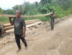 Babinsa Gotong Royong Bersama Warga Bangun Jalan 