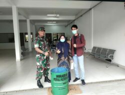 Terus Lakukan Himbauan Babinsa Kel. Air Hitam Distribusikan Lagi 10 Tong Sampah Kepada Pelaku Usaha 